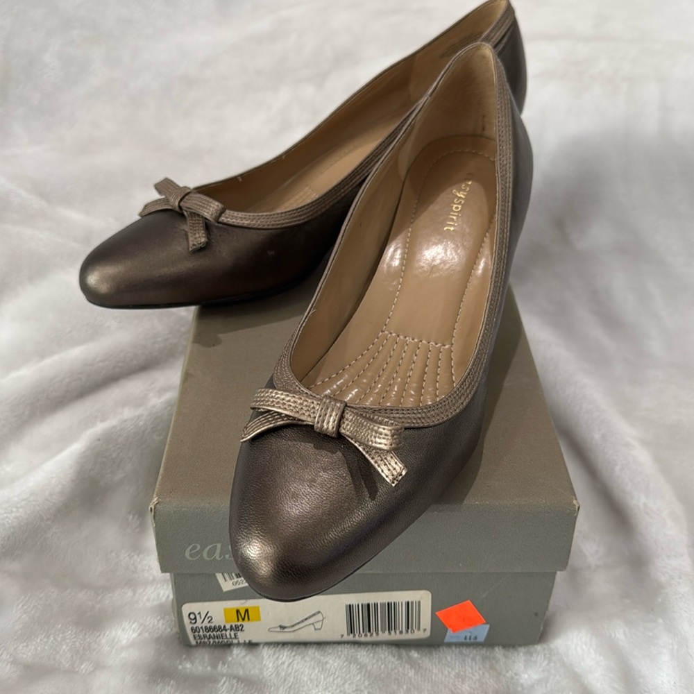 New Easy Spirit Pewter Heels with bow Size 9 1/2